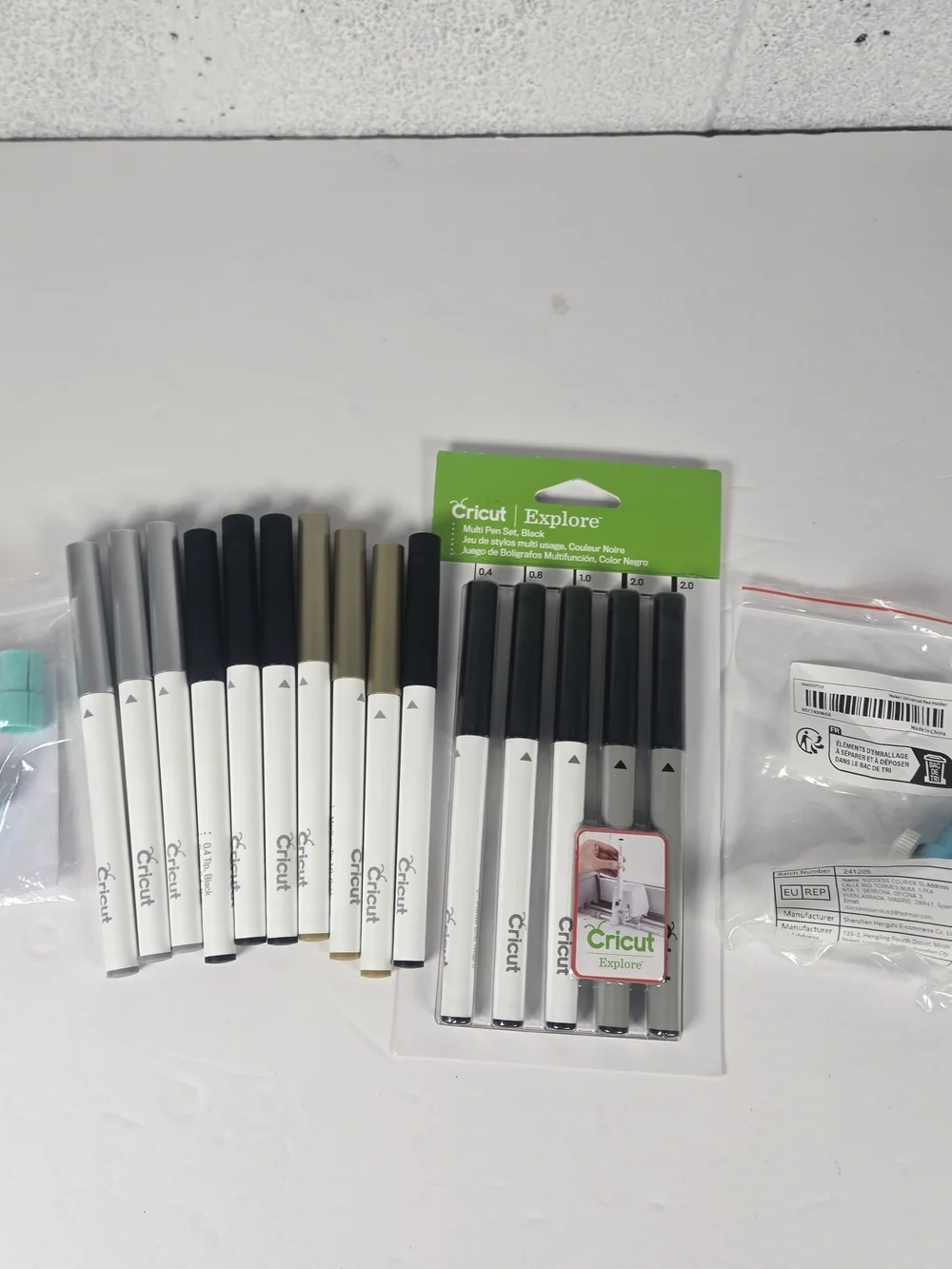Cricut Explore Pens 15 Lot Black Gold Silver & Maker Universal Pen Holder
